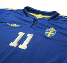 Load image into Gallery viewer, 2004/05 LARSSON #11 Sweden Vintage Umbro L/S Away Football Shirt (M)