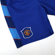 Load image into Gallery viewer, 1996/97 Manchester United Vintage Umbro GK Football Shorts (L) 36" Waist3