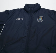 Load image into Gallery viewer, 2003/04 MANCHESTER CITY Vintage Reebok Padded Football Bench Coat Jacket (M)2