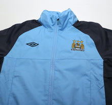 Load image into Gallery viewer, 2010/12 MANCHESTER CITY Vintage Umbro Football Hooded Jacket (M)2