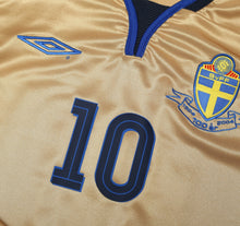 Load image into Gallery viewer, 2004/05 IBRAHIMOVIC #10 Sweden Vintage Umbro Centenary Football Shirt (M/L)5