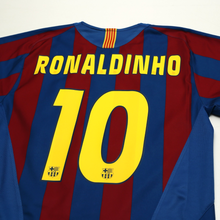 Load image into Gallery viewer, 2005/06 Ronaldinho #10 Barcelona Vintage Nike Home Football Shirt (M)9