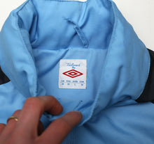 Load image into Gallery viewer, 2010/12 MANCHESTER CITY Vintage Umbro Football Hooded Jacket (M)8