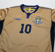 Load image into Gallery viewer, 2004/05 IBRAHIMOVIC #10 Sweden Vintage Umbro Centenary Football Shirt (M/L)2