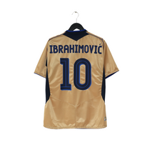 Load image into Gallery viewer, 2004/05 IBRAHIMOVIC #10 Sweden Vintage Umbro Centenary Football Shirt (M/L)1