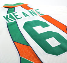 Load image into Gallery viewer, 1994/96 KEANE #6 Ireland Vintage Umbro Away Football Shirt (L)