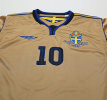 Load image into Gallery viewer, 2004/05 IBRAHIMOVIC #10 Sweden Vintage Umbro Centenary Football Shirt (M/L)3