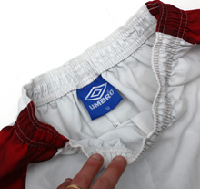 Load image into Gallery viewer, 1996/98 MANCHESTER UNITED Vintage Umbro Home Football Shorts (30 Waist)6