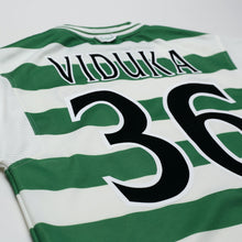 Load image into Gallery viewer, 1999/01 Viduka #36 Celtic Vintage Umbro Home Football Shirt (M)13