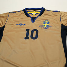 Load image into Gallery viewer, 2004/05 Ibrahimovic #10 Sweden Vintage Umbro Centenary Football Shirt (M/L)2