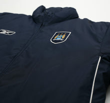 Load image into Gallery viewer, 2003/04 MANCHESTER CITY Vintage Reebok Padded Football Bench Coat Jacket (M)4