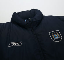 Load image into Gallery viewer, 2003/04 MANCHESTER CITY Vintage Reebok Padded Football Bench Coat Jacket (M)7