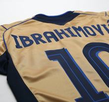 Load image into Gallery viewer, 2004/05 IBRAHIMOVIC #10 Sweden Vintage Umbro Centenary Football Shirt (M/L)13