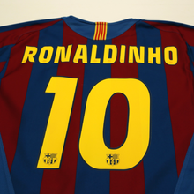 Load image into Gallery viewer, 2005/06 Ronaldinho #10 Barcelona Vintage Nike Home Football Shirt (M)10