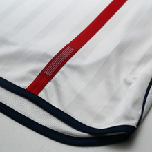 Load image into Gallery viewer, 2001/03 Beckham #7 England Vintage Umbro Home L/S Greece Football Shirt (M)
