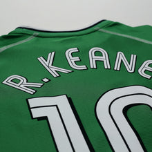 Load image into Gallery viewer, 2002/03 Robbie Keane #10 Ireland Vintage Umbro Home Football Shirt (M) 2002 WC11