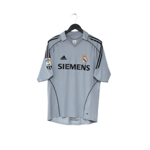 Load image into Gallery viewer, 2005/06 Zidane #5 Real Madrid Vintag adidas Third Football Shirt (M)1