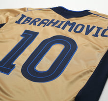 Load image into Gallery viewer, 2004/05 IBRAHIMOVIC #10 Sweden Vintage Umbro Centenary Football Shirt (M/L)12