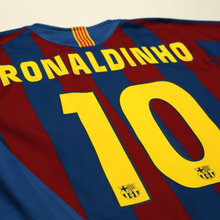 Load image into Gallery viewer, 2005/06 Ronaldinho #10 Barcelona Vintage Nike Home Football Shirt (M)15