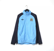 Load image into Gallery viewer, 2010/12 MANCHESTER CITY Vintage Umbro Football Hooded Jacket (M)