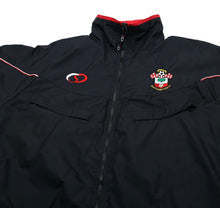 Load image into Gallery viewer, 2001/03 SOUTHAMPTON Vintage SAINTS Football Rain Coat Jacket (M) Le Tissier Era
