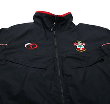 Load image into Gallery viewer, 2001/03 SOUTHAMPTON Vintage SAINTS Football Rain Coat Jacket (M) Le Tissier Era