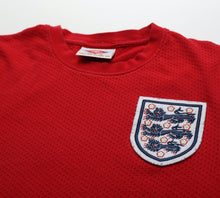 Load image into Gallery viewer, 1970 Bobby MOORE #6 England Vintage Umbro Away Football Shirt (M) West Ham Utd