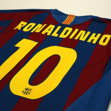 Load image into Gallery viewer, 2005/06 Ronaldinho #10 Barcelona Vintage Nike Home Football Shirt (M)11
