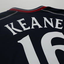 Load image into Gallery viewer, 2000/01 Keane #16 Manchester United Vintage Umbro Third Football Shirt (L)11
