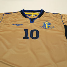 Load image into Gallery viewer, 2004/05 Ibrahimovic #10 Sweden Vintage Umbro Centenary Football Shirt (M/L)3
