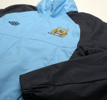 Load image into Gallery viewer, 2010/12 MANCHESTER CITY Vintage Umbro Football Hooded Jacket (M)6
