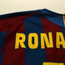 Load image into Gallery viewer, 2005/06 Ronaldinho #10 Barcelona Vintage Nike Home Football Shirt (M)16
