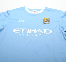 Load image into Gallery viewer, 2010/11 BALOTELLI #45 Manchester City Vintage Umbro Football Shirt (L)
