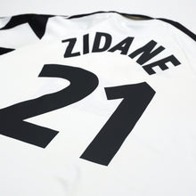 Load image into Gallery viewer, 1998/99 Zidane #21 Juventus Vintage Kappa Away Football Shirt (L)11
