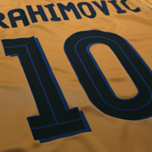 Load image into Gallery viewer, 2004/05 Ibrahimovic #10 Sweden Vintage Umbro Centenary Football Shirt (M/L)17

