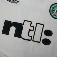 Load image into Gallery viewer, 2001/02 Larsson #7 Celtic Vintage Umbro Away Football Shirt (M)5
