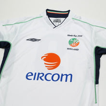 Load image into Gallery viewer, 2002/03 Duff #9 Ireland Vintage Umbro Home Football Shirt (S)2
