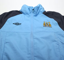 Load image into Gallery viewer, 2010/12 MANCHESTER CITY Vintage Umbro Football Hooded Jacket (M)3
