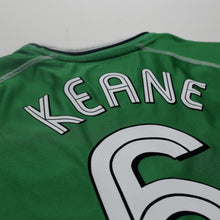 Load image into Gallery viewer, 2002/03 Roy Keane #6 Ireland Vintage Umbro Home Football Shirt (M) 2002 WC9
