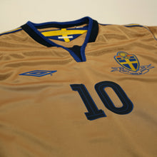 Load image into Gallery viewer, 2004/05 Ibrahimovic #10 Sweden Vintage Umbro Centenary Football Shirt (M/L)7
