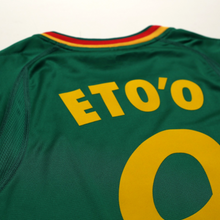 Load image into Gallery viewer, 2002 Eto'o #9 Cameroon Vintage PUMA Football Shirt Vest (M) World Cup12
