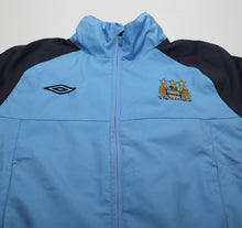 Load image into Gallery viewer, 2010/12 MANCHESTER CITY Vintage Umbro Football Hooded Jacket (M)4
