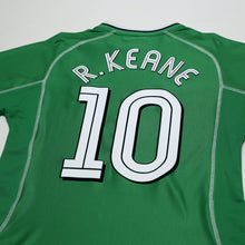 Load image into Gallery viewer, 2002/03 Robbie Keane #10 Ireland Vintage Umbro Home Football Shirt (M) 2002 WC8
