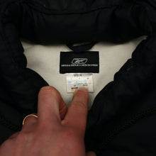 Load image into Gallery viewer, 2002/04 LIVERPOOL Vintage Reebok Padded Football Bench Coat Jacket (S/M)15
