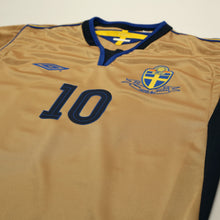 Load image into Gallery viewer, 2004/05 Ibrahimovic #10 Sweden Vintage Umbro Centenary Football Shirt (M/L)4
