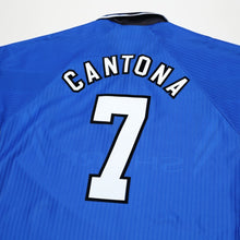 Load image into Gallery viewer, 1996/98 Cantona #7 Manchester United Vintage Umbro Third Football Shirt (M)9

