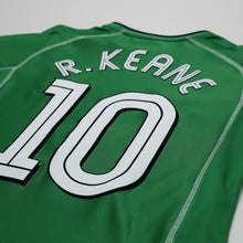 Load image into Gallery viewer, 2002/03 Robbie Keane #10 Ireland Vintage Umbro Home Football Shirt (M) 2002 WC10
