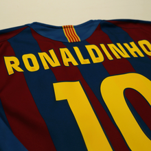 Load image into Gallery viewer, 2005/06 Ronaldinho #10 Barcelona Vintage Nike Home Football Shirt (M)13

