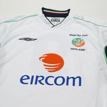 Load image into Gallery viewer, 2002/03 Duff #9 Ireland Vintage Umbro Home Football Shirt (S)3
