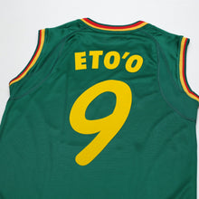 Load image into Gallery viewer, 2002 Eto'o #9 Cameroon Vintage PUMA Football Shirt Vest (M) World Cup8
